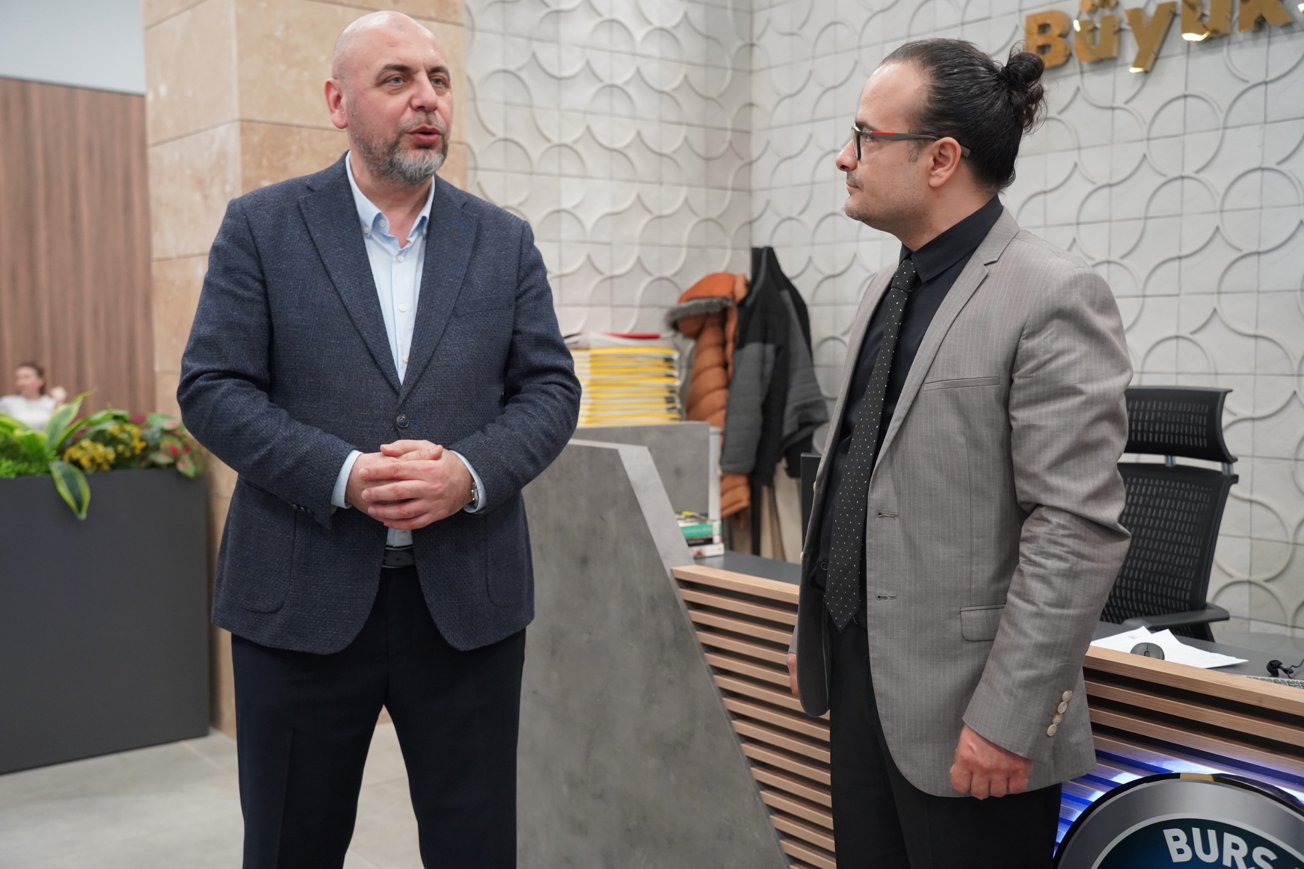 Orhangazi’de üniversite öğrencisinden kütüphaneye yazılım hediyesi