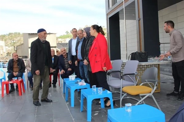 Dicle Belediyesi Eş Başkanları halkla bayramlaştı