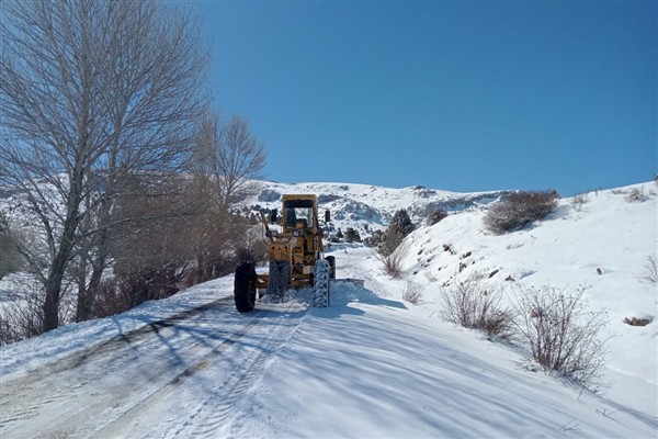Kayseri Büyükşehir Belediyesi, karla kaplı 90 mahalle yolunu ulaşıma açtı
