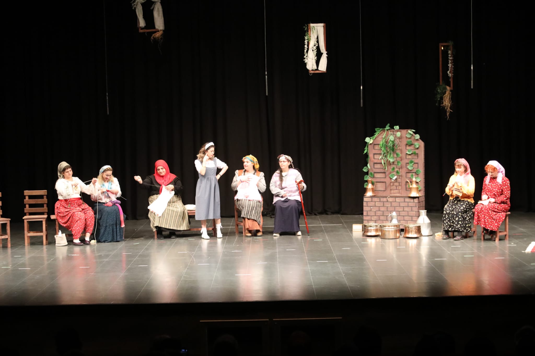 Çayırova’da “Küçük Köy’ün Büyük Kadınları” tiyatro oyunu izleyicilerle buluştu