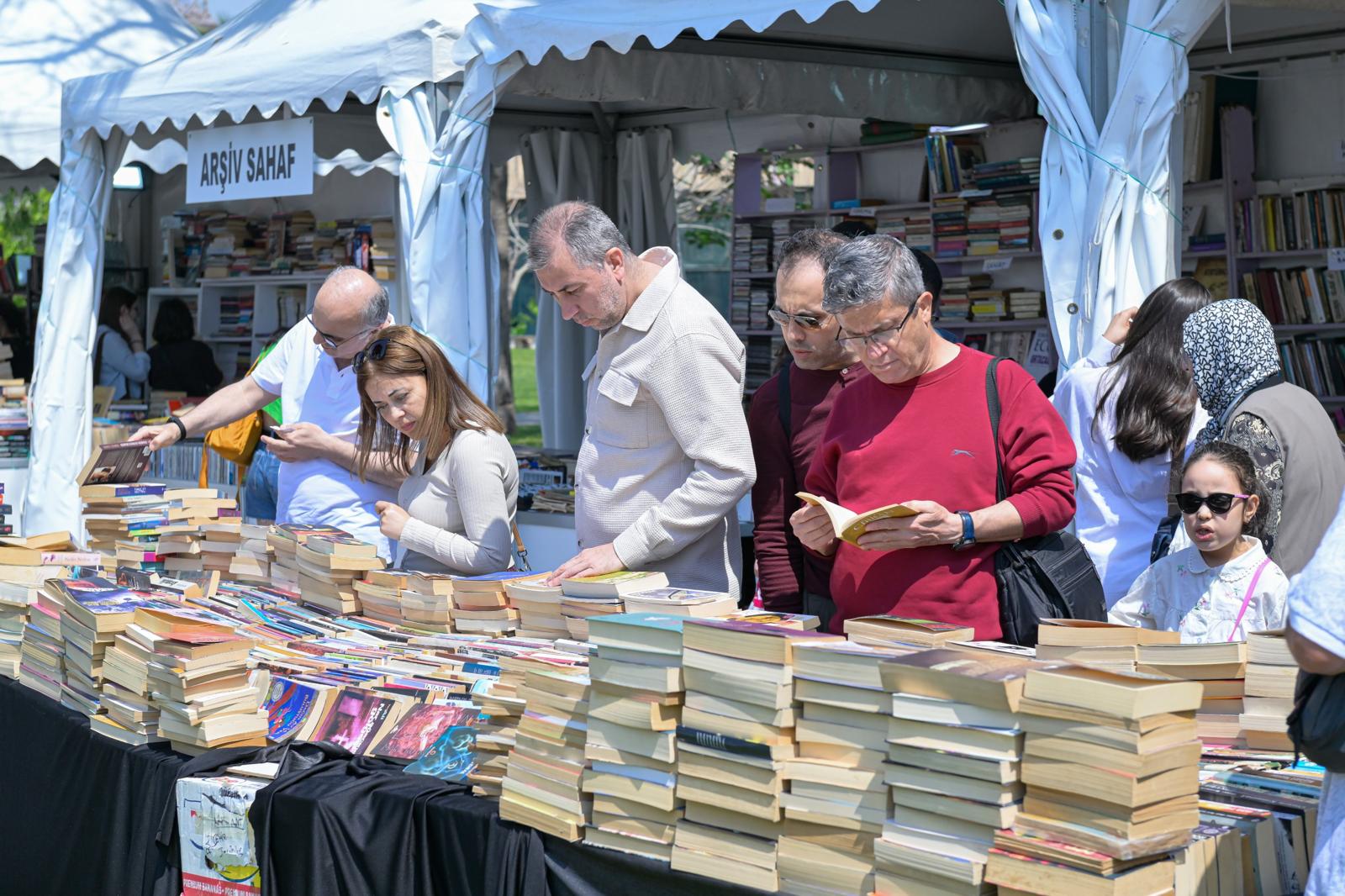 İZKİTAP hafta sonunda binlerce kitapseveri ağırladı