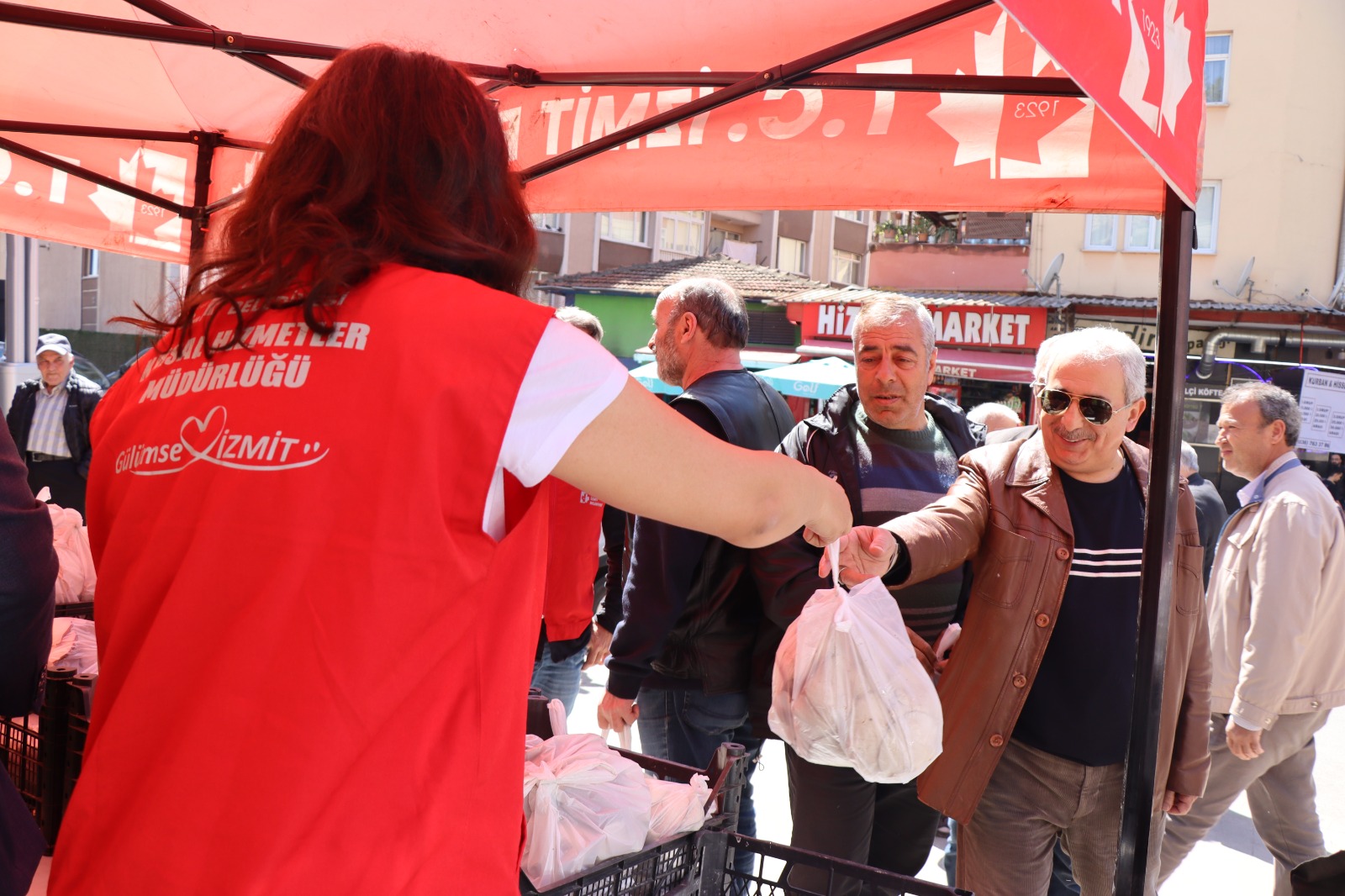 İzmit’te vatandaşlara istiridye mantarları dağıtıldı