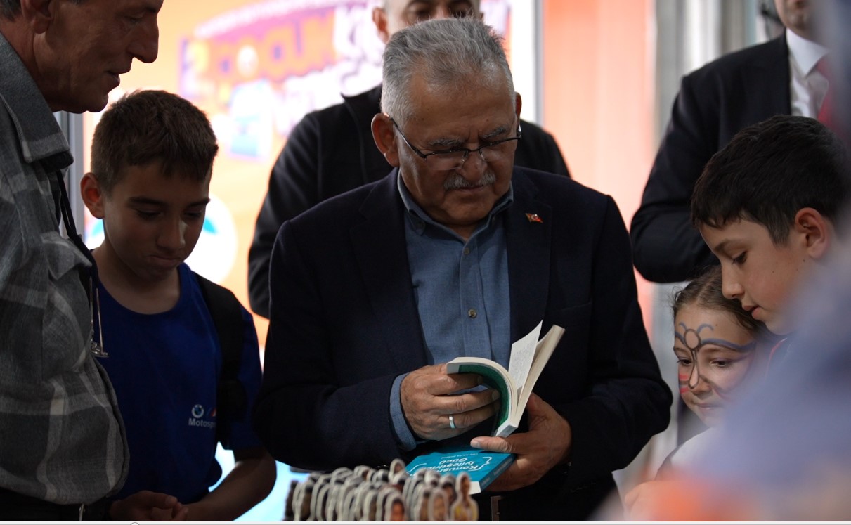 Büyükkılıç: Kayseri’de çocuklar, kitaplarını alır ve okurken, gönüllerince de eğlendi