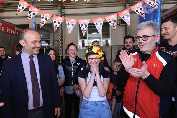Kayseri İtfaiyesi, özel gereksinimli Aleyna’ya doğum günü sürprizi yaptı