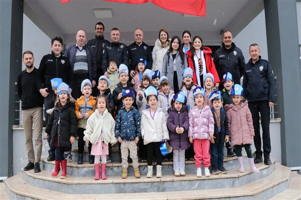 Düzce’de öğrenciler, Yenikent Şehit Yalçın Güzeler Polis Merkezi’ni ziyaret etti