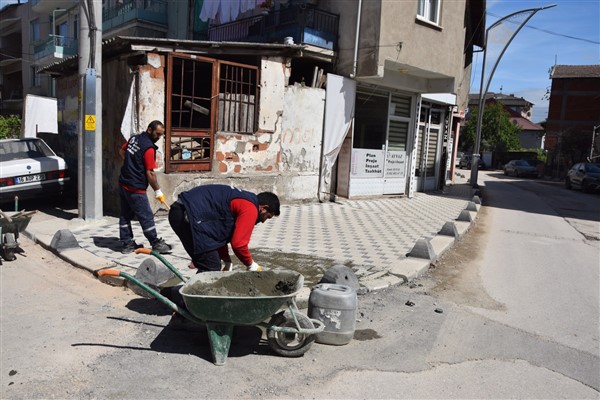 İzmit Şehit Kazım Caddesinde kaldırımlar yenilendi