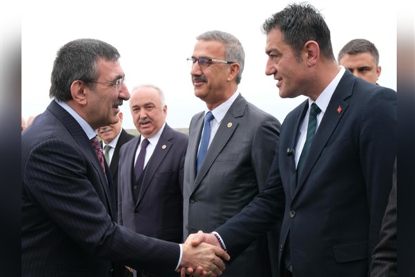 Başkan Köse, Cumhurbaşkanı Yardımcısı Yılmaz ve bakanları havalimanında karşıladı