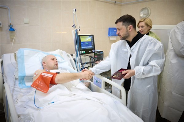 Zelenski, Dnipro’da yaralı askerleri ziyaret etti