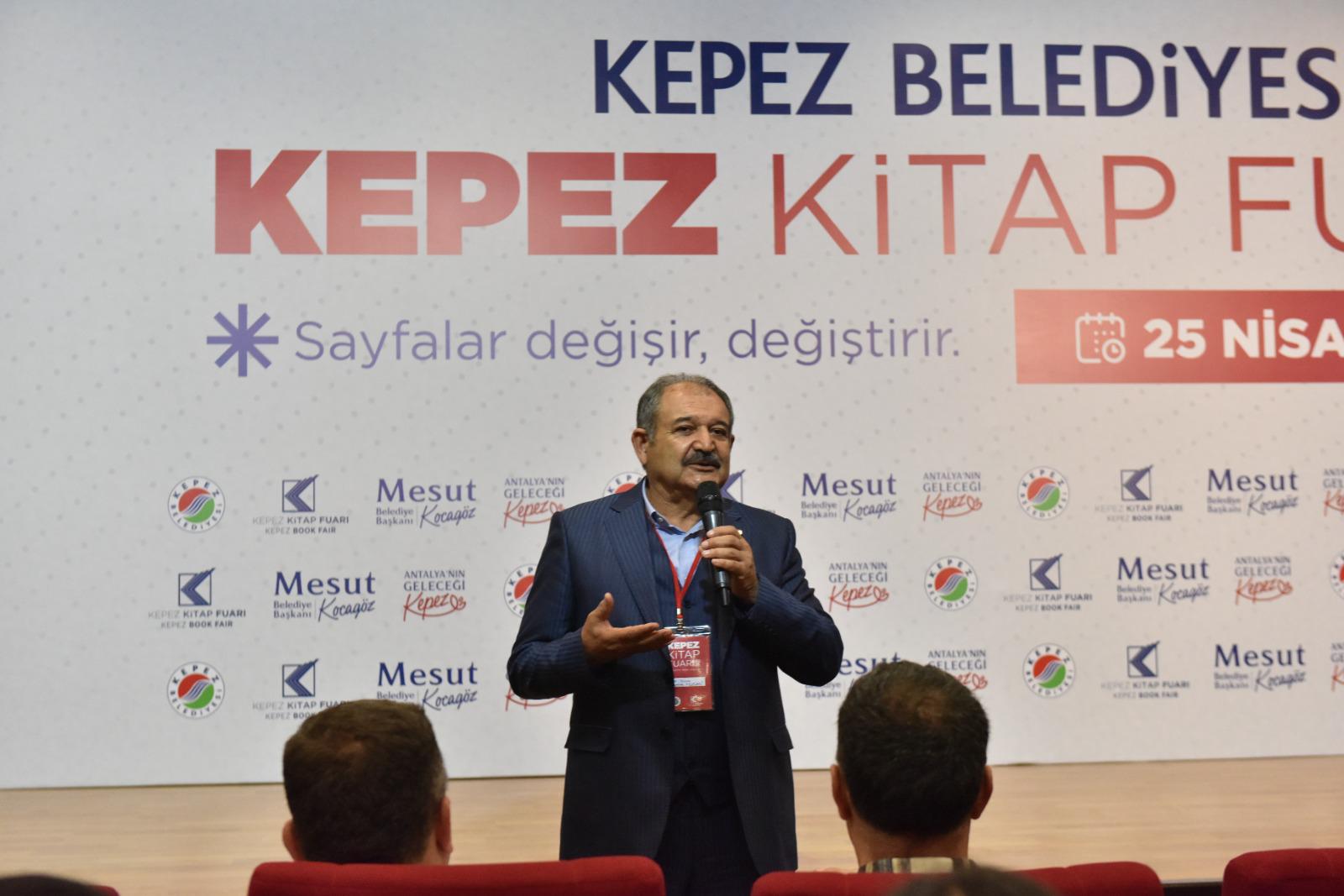 Yazar Feyzullah Arslan, Kepez Kitap Fuarı’na katıldı