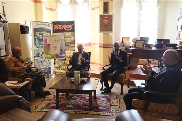 Karaman Valisi Çiçekli, Saray Holding’e taziye ziyareti gerçekleştirdi