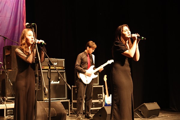 Liseli gençler müzik yeteneklerini sergiledi