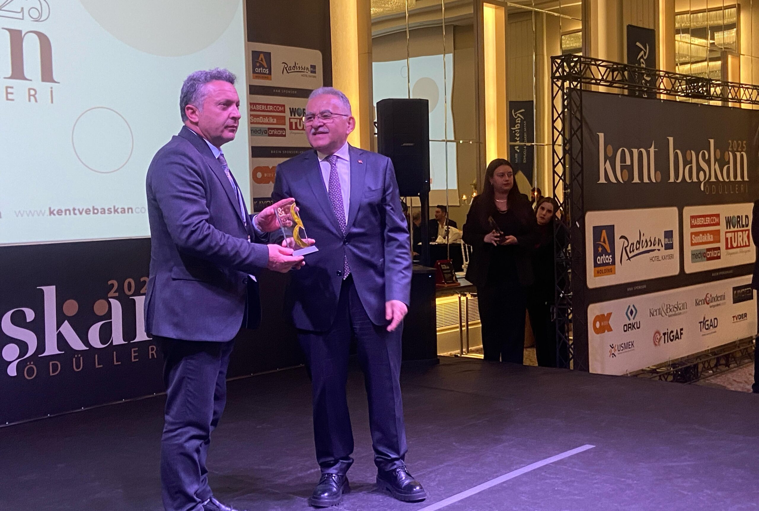 Yazıkonak Belediye Başkanı Çadırcı, “Yılın Başarılı Belediye Başkanı” ödülü aldı