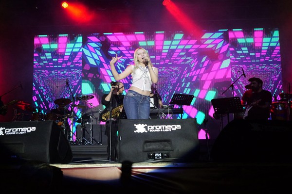 Etimesgut’ta 23 Nisan etkinlikleri kapsamında Aleyna Tilki sahne aldı