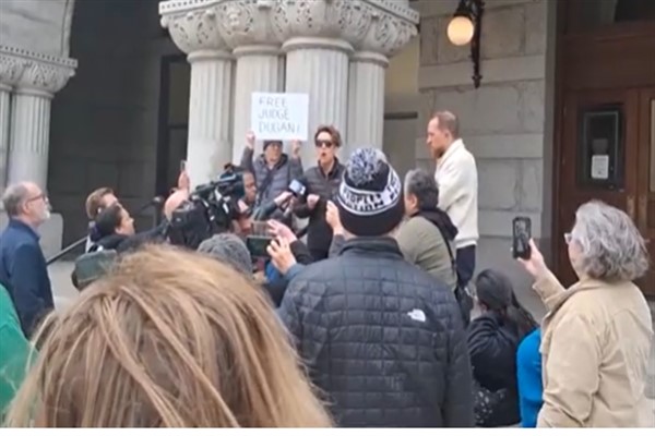 ABD’li yargıç göçmenlik görevlilerini engellediği iddiasıyla tutuklandı