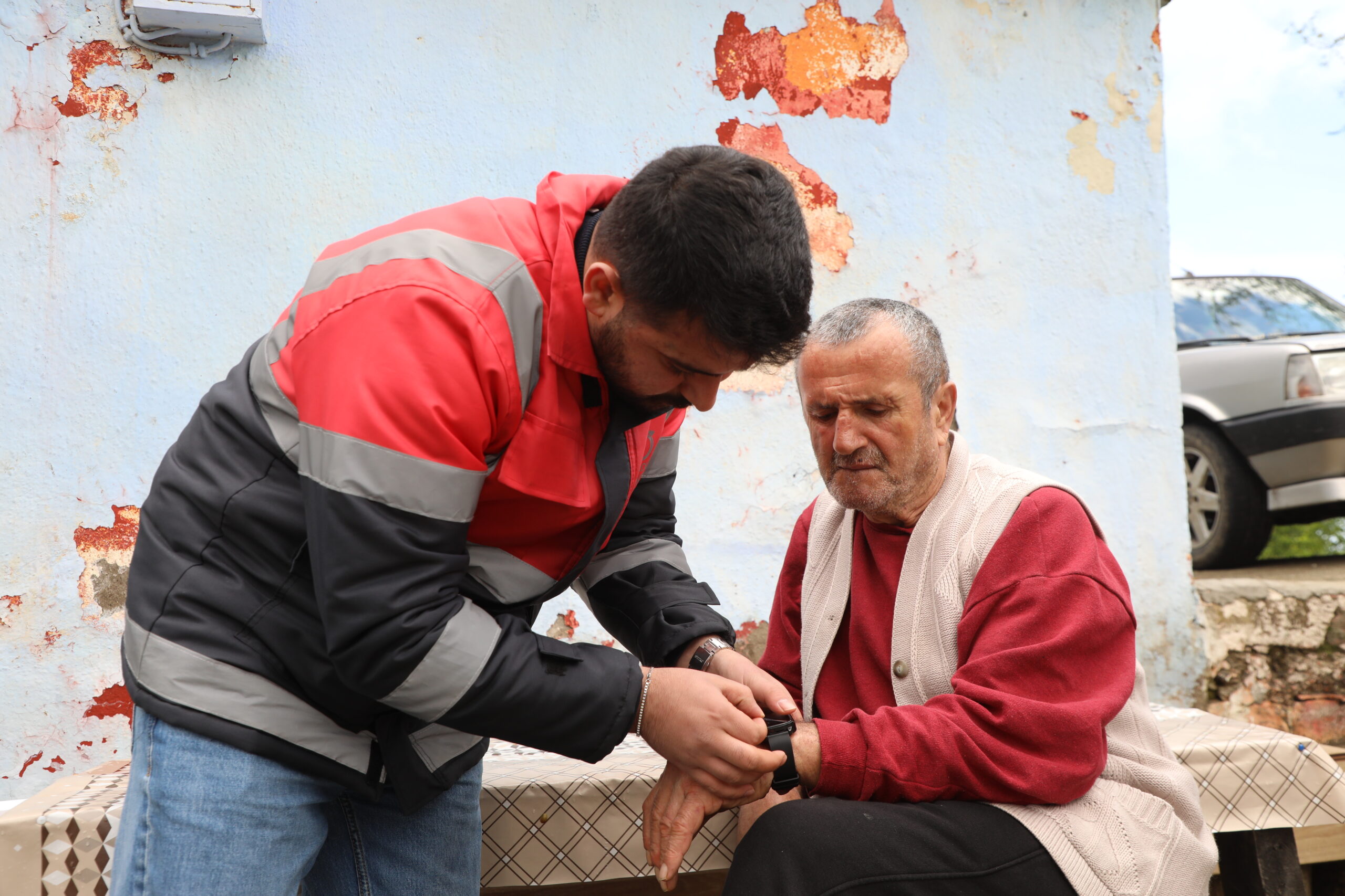 Ordu Büyükşehir Belediyesi’nden 65 yaşındaki Alzheimer hastası Akbaş’a akıllı saat