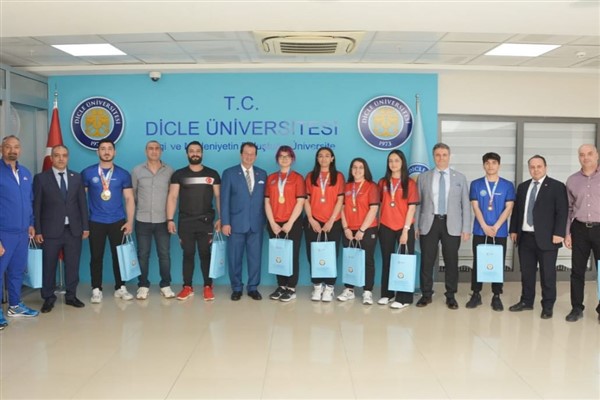 Şampiyonlardan Rektör Eronat’a ziyaret