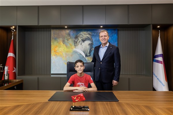 Başkan Seçer, makamını öğrencilere devretti