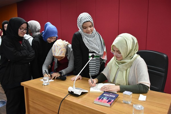 ‘Oku Projesi’ kapsamında yazar Şahin, Karamanlı öğrencilerle buluştu