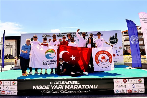 Çukurova Belediyesi atletlerinden madalya