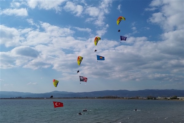 İznik’te paramotor gösterisi yapıldı