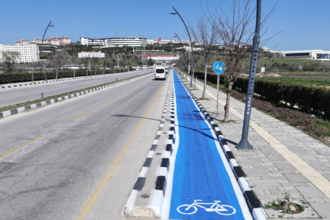 Manisa’da Kampüs yolundaki bisiklet yolu yenilendi