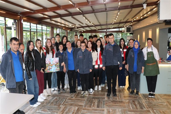 Kusursuz Kafe çalışanlarına hediye verildi