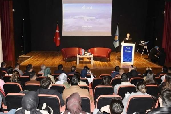 AJET Genel Müdürü Sarp, Dicle Üniversitesi’nde öğrencilerle buluştu