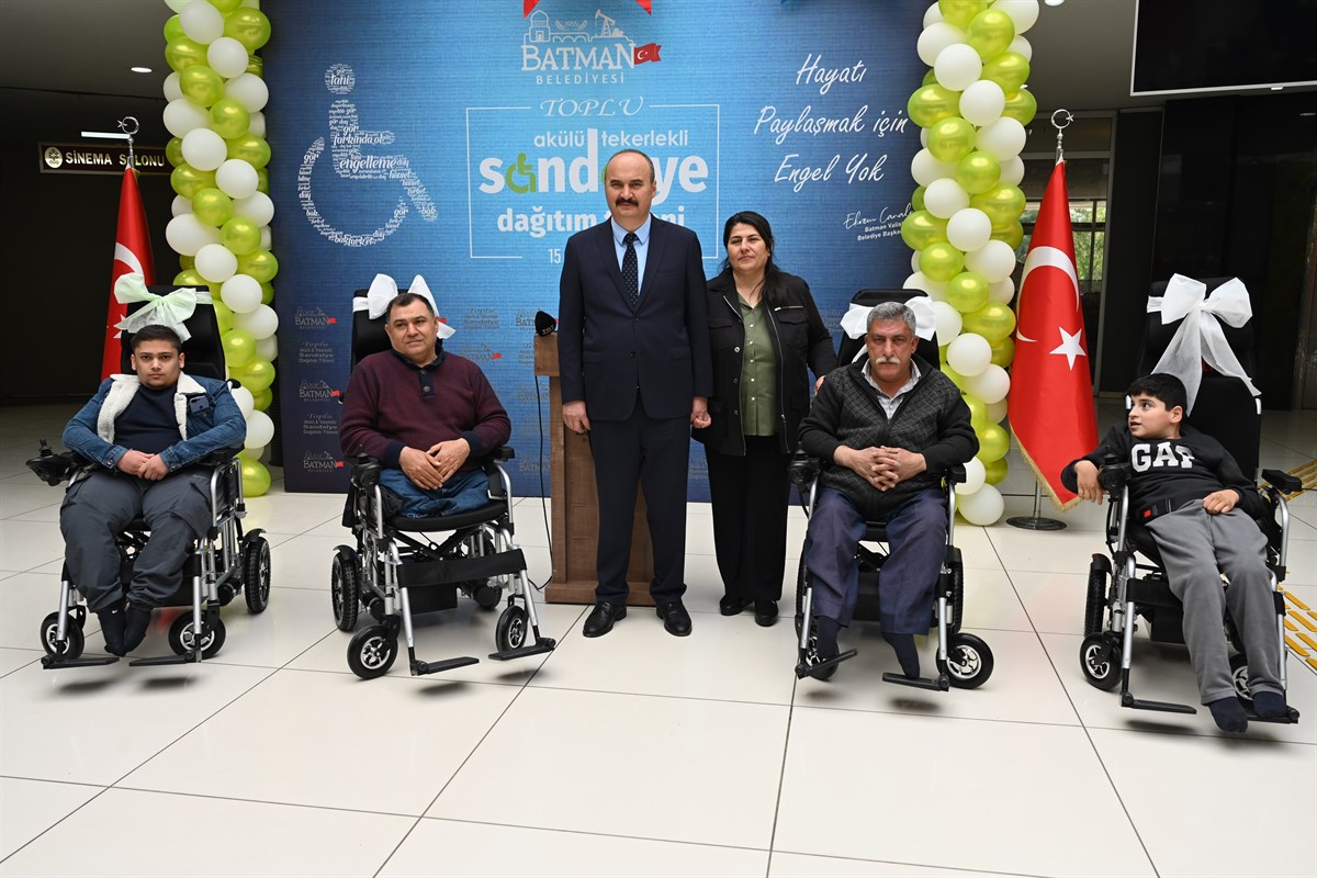 Batman’da engelli vatandaşlara tekerlekli sandalye hediye edildi