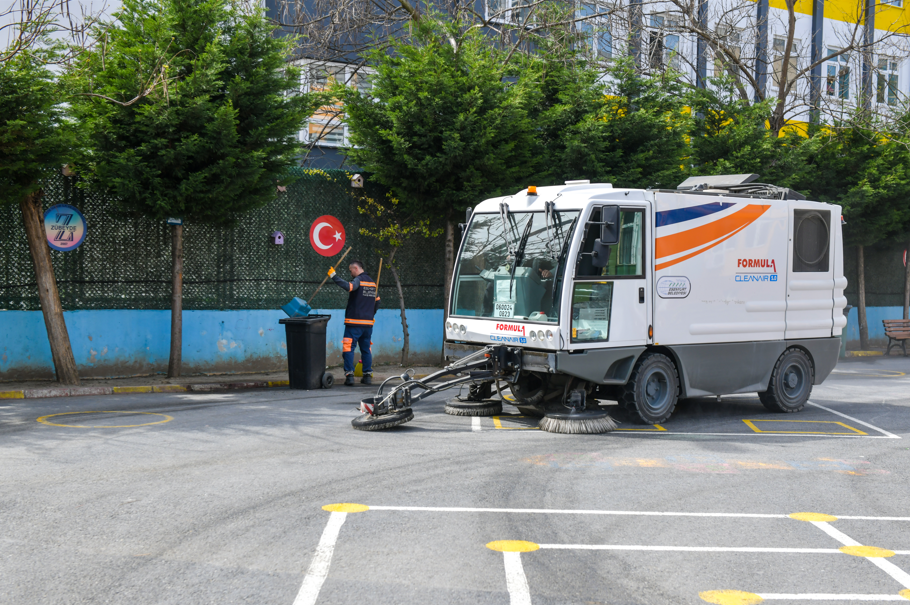 Esenyurt Belediyesi, okullarda temizlik çalışmasını sürdürüyor