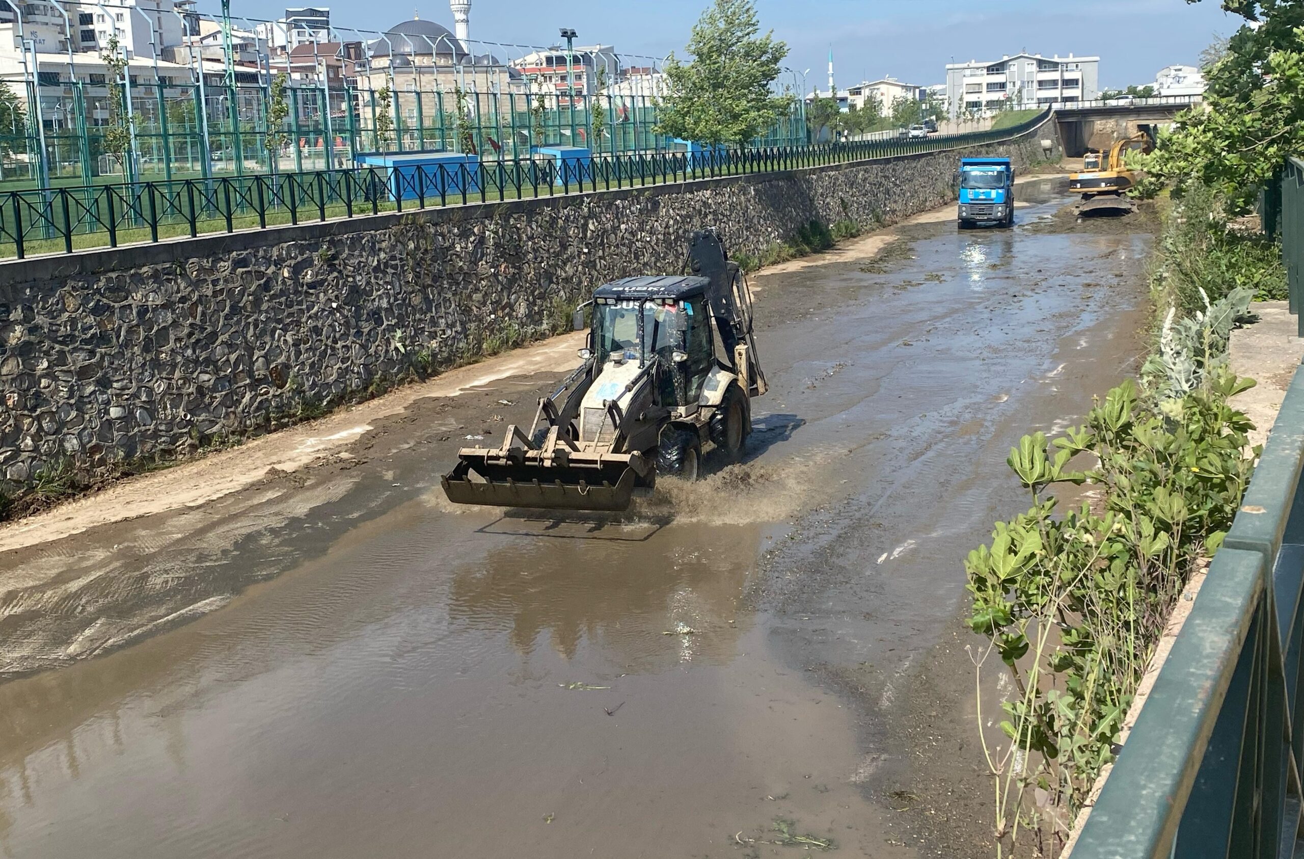 Bursa Büyükşehir Belediyesi’nden Mandıras Deresi’nde yaz temizliği