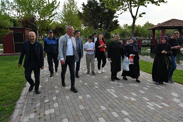 Karacabey Belediyesi, Atatürk Kültür Parkı’nı aydınlatıyor