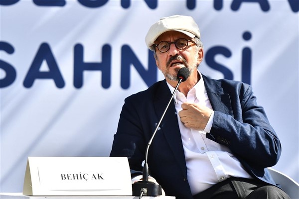 Yazar Behiç Ak, 5. İzmir Kitap Fuarı’na konuk oldu