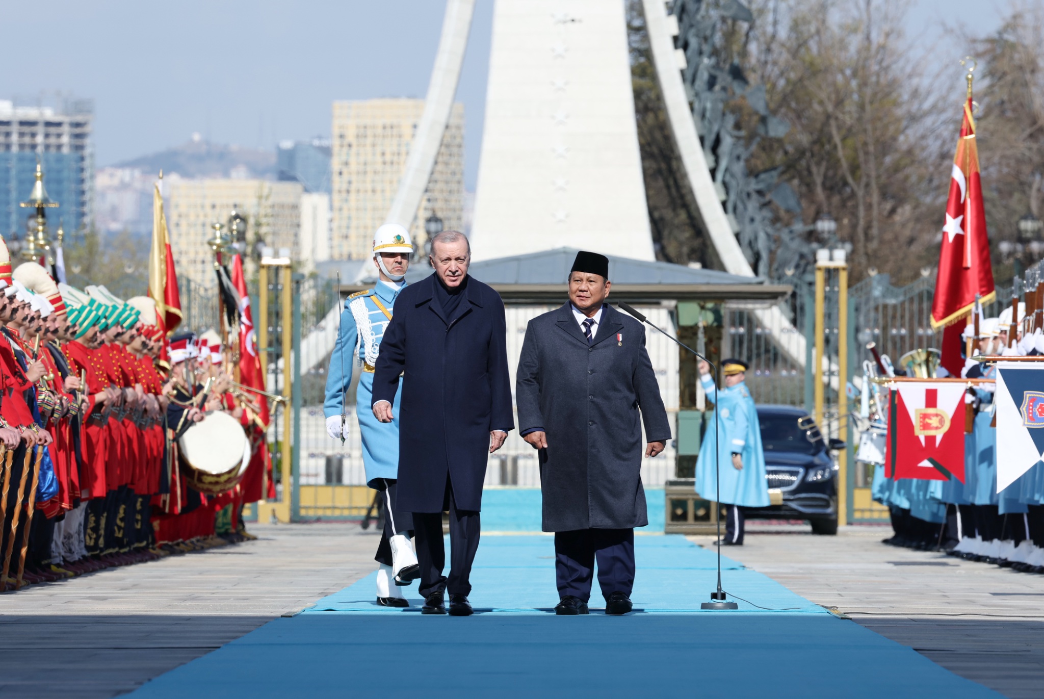 Cumhurbaşkanı Erdoğan, Endonezya Cumhurbaşkanı Subianto’yu törenle karşıladı
