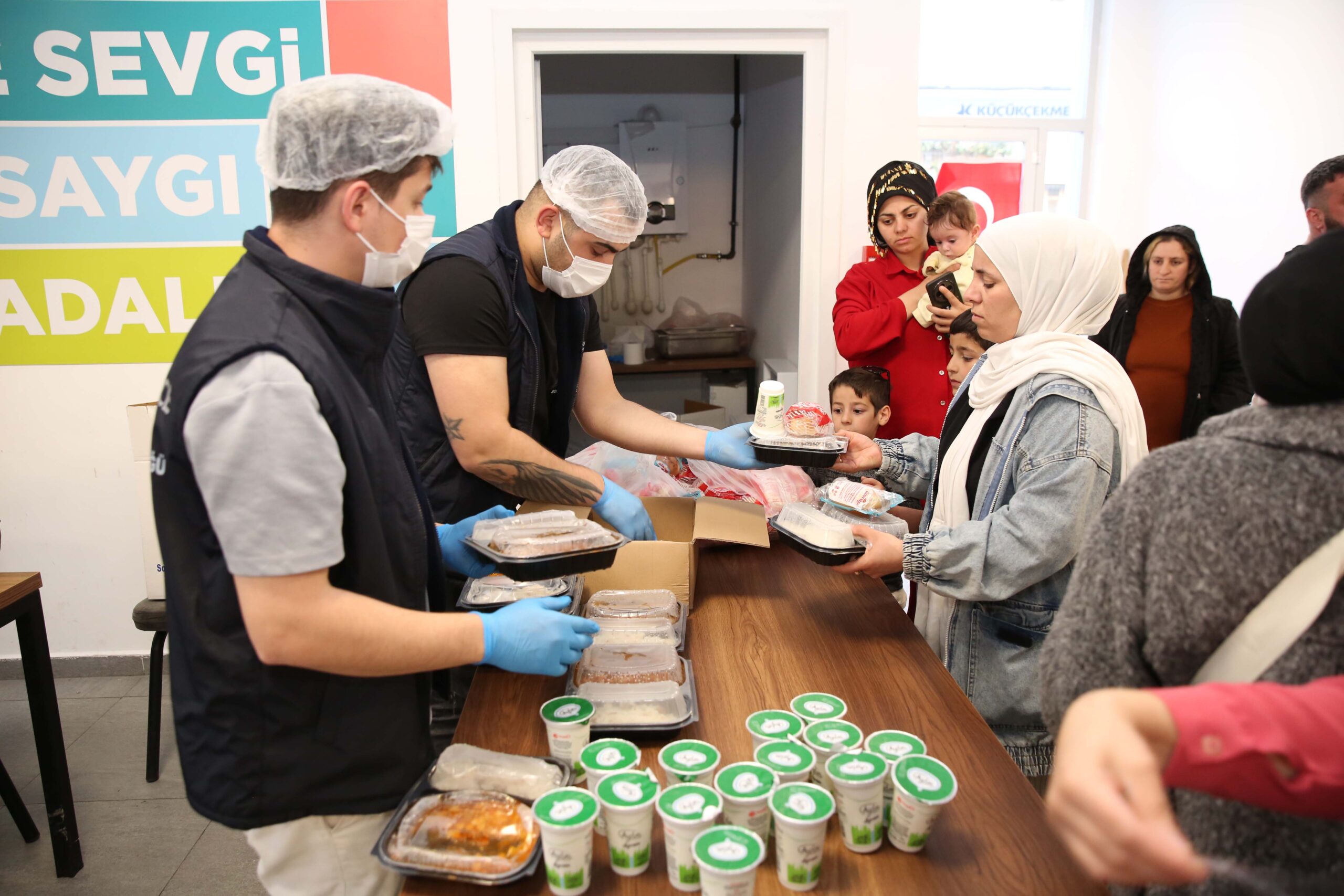 Küçükçekmece’de  İstanbul’da meydana gelen depremlerin ardından çalışmalar düzenleniyor