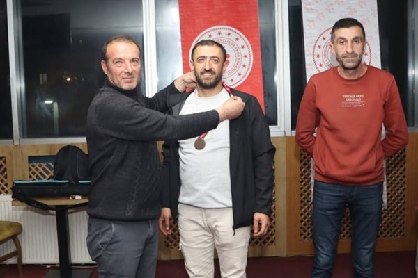 Ardahan’da 23 Nisan coşkusu bilardo masasında yaşandı