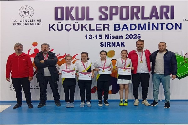 Badminton grup müsabakalarında Gültepe Ortaokulu, şampiyonluk elde etti