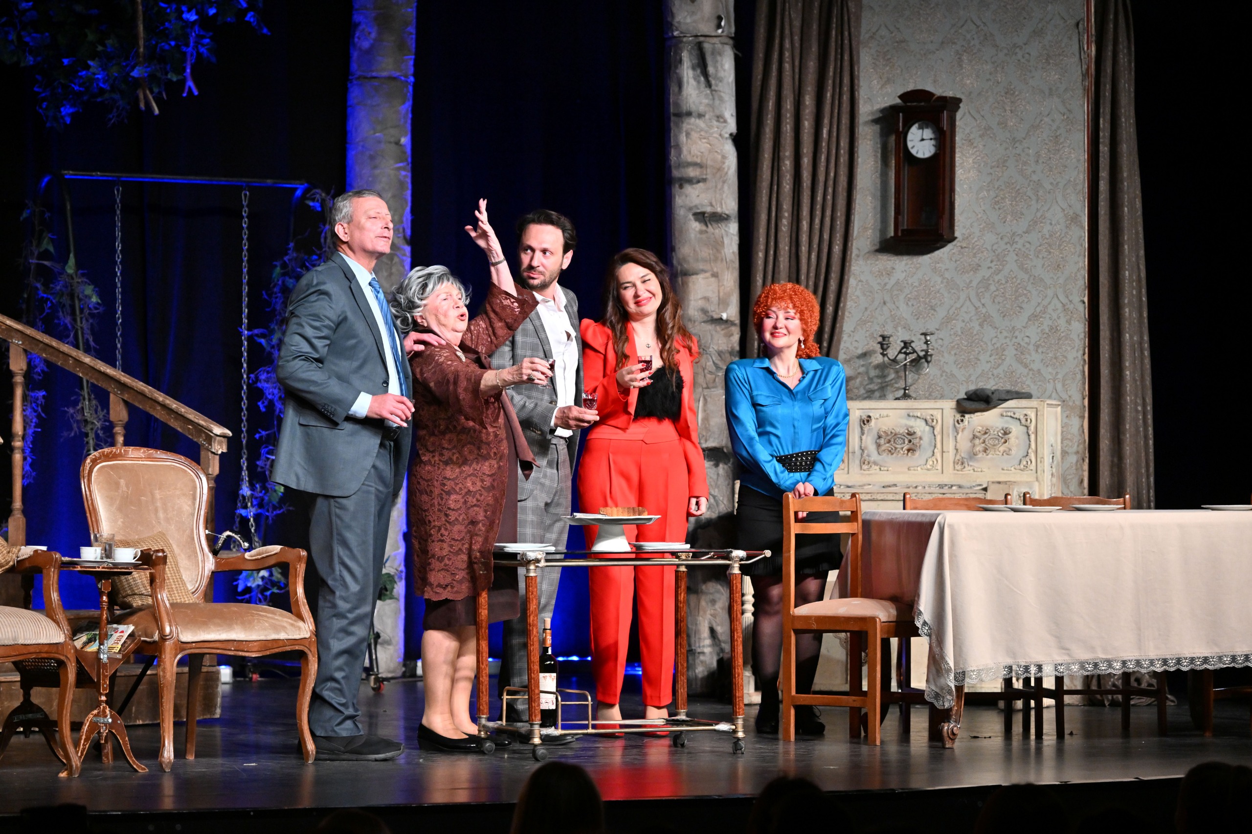 Manisa Mesir Macunu Festivali kapsamında “Ağaçlar Ayakta Ölür” oyunu sahnelendi