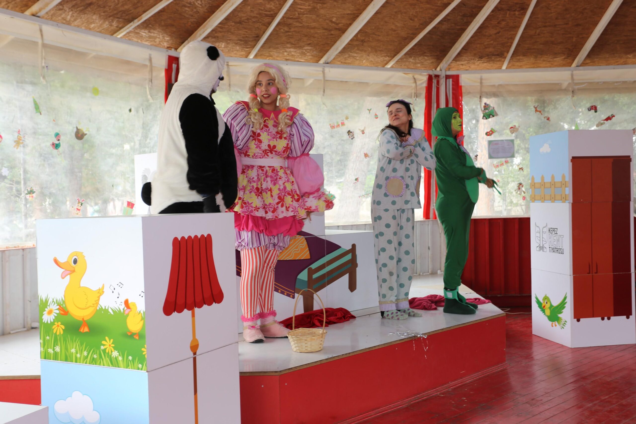 Kepez’de 23 Nisan’da Sevgi Evi’ne tiyatro gösterisi düzenlendi