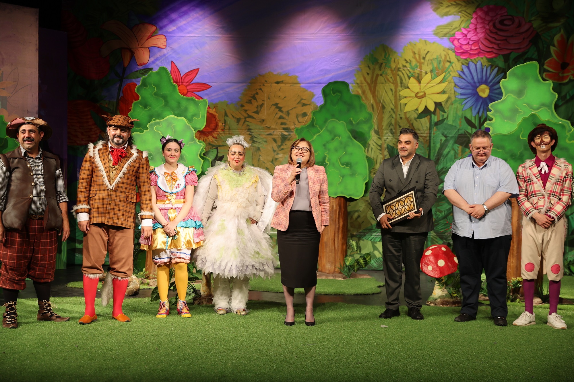 Başkan Şahin, “Şeker Kız ve Arkadaşları” isimli tiyatro oyununa katıldı