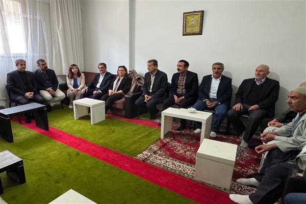 Diyarbakır Büyükşehir Belediyesi Eş Başkanları Bucak ve Hatun, DİAY-DER’i ziyaret etti