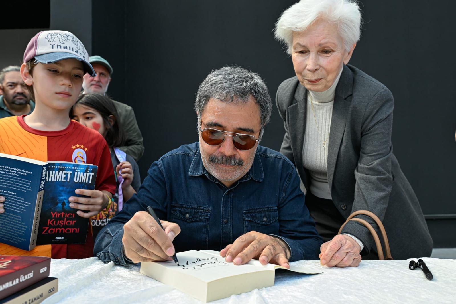 Yazarlar, İzmirli kitapseverlerle buluştu