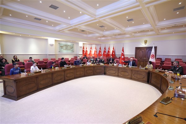 Bakan Güler, şehit ve gazilerin çocuklarıyla buluştu