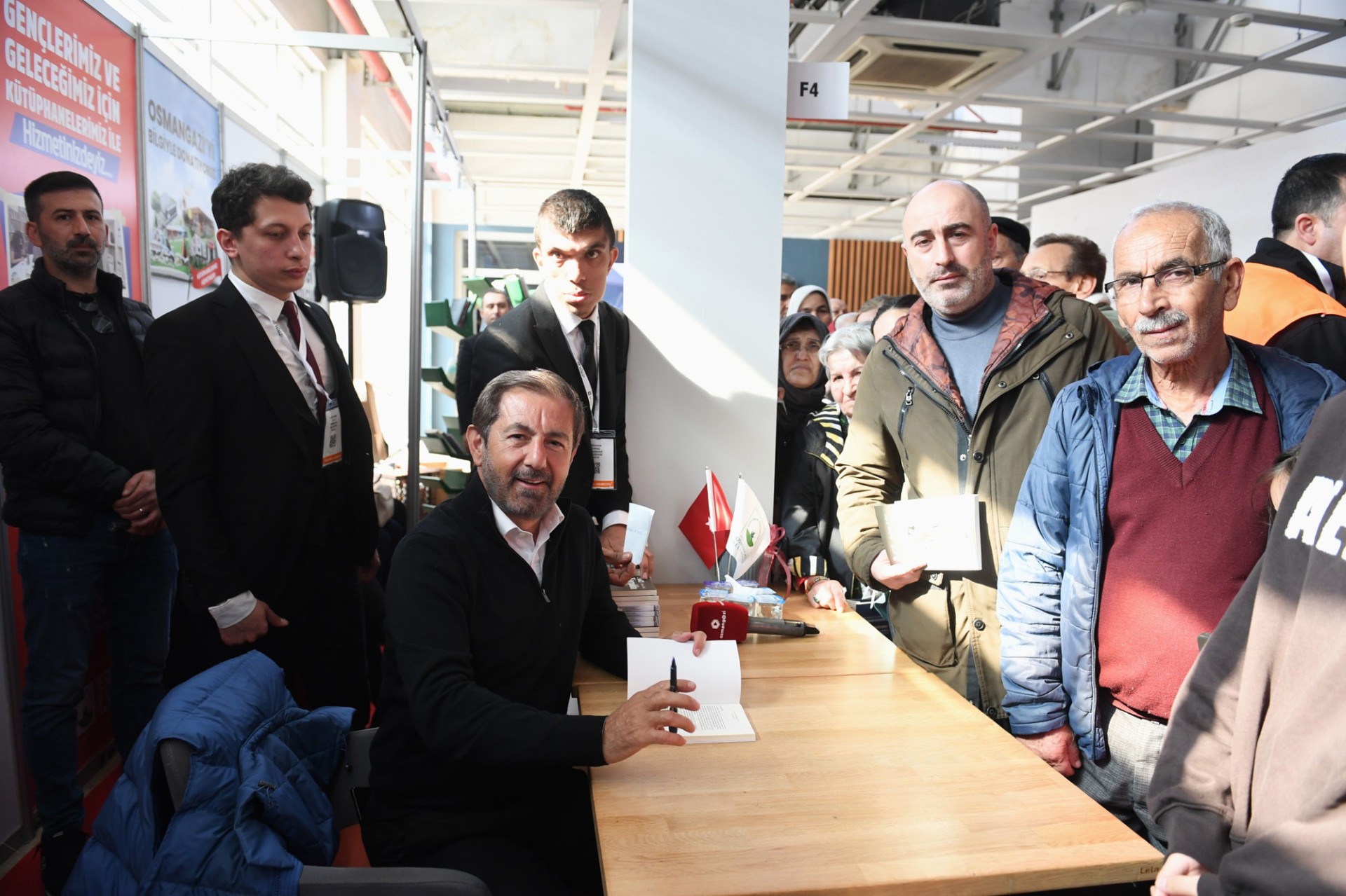 Osmangazi’de yazar Serhan Asker’i okurlarıyla buluştu