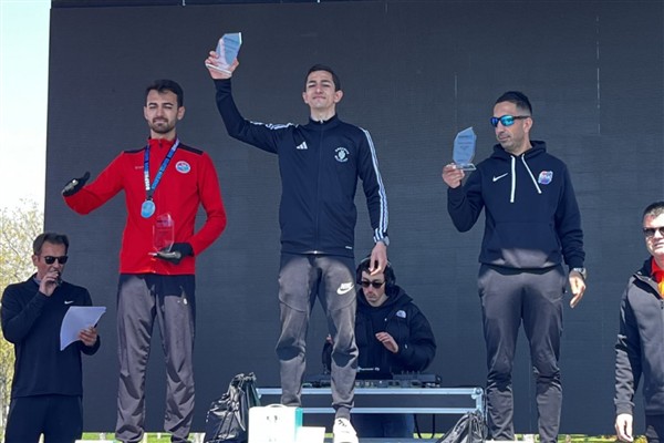 Ümraniyeli sporcu Bosphorus Çeyrek Maraton Yarışları’nda şampiyon oldu