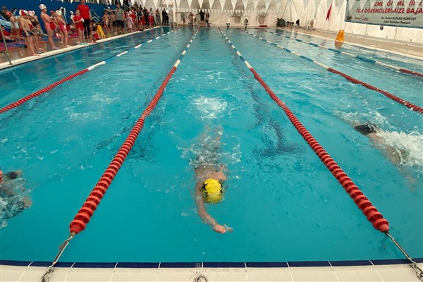 İzmit Belediyesinden 23 Nisan’a özel yüzme yarışı