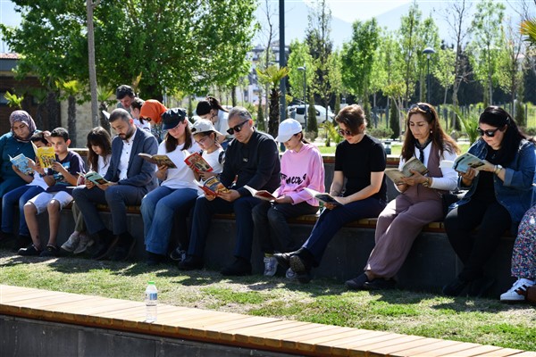 Başkan Çenet, kitap okuma etkinliğinde vatandaşlarla buluştu