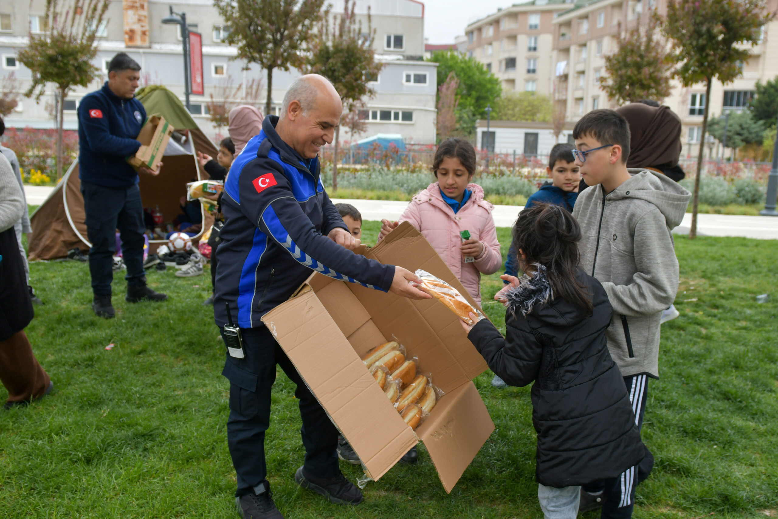 Esenyurt’ta geceyi deprem toplanma alanlarında geçiren vatandaşlara ikram yapıldı