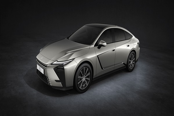 Lexus, yeni nesil ES sedan modelini dünya genelinde tanıttı