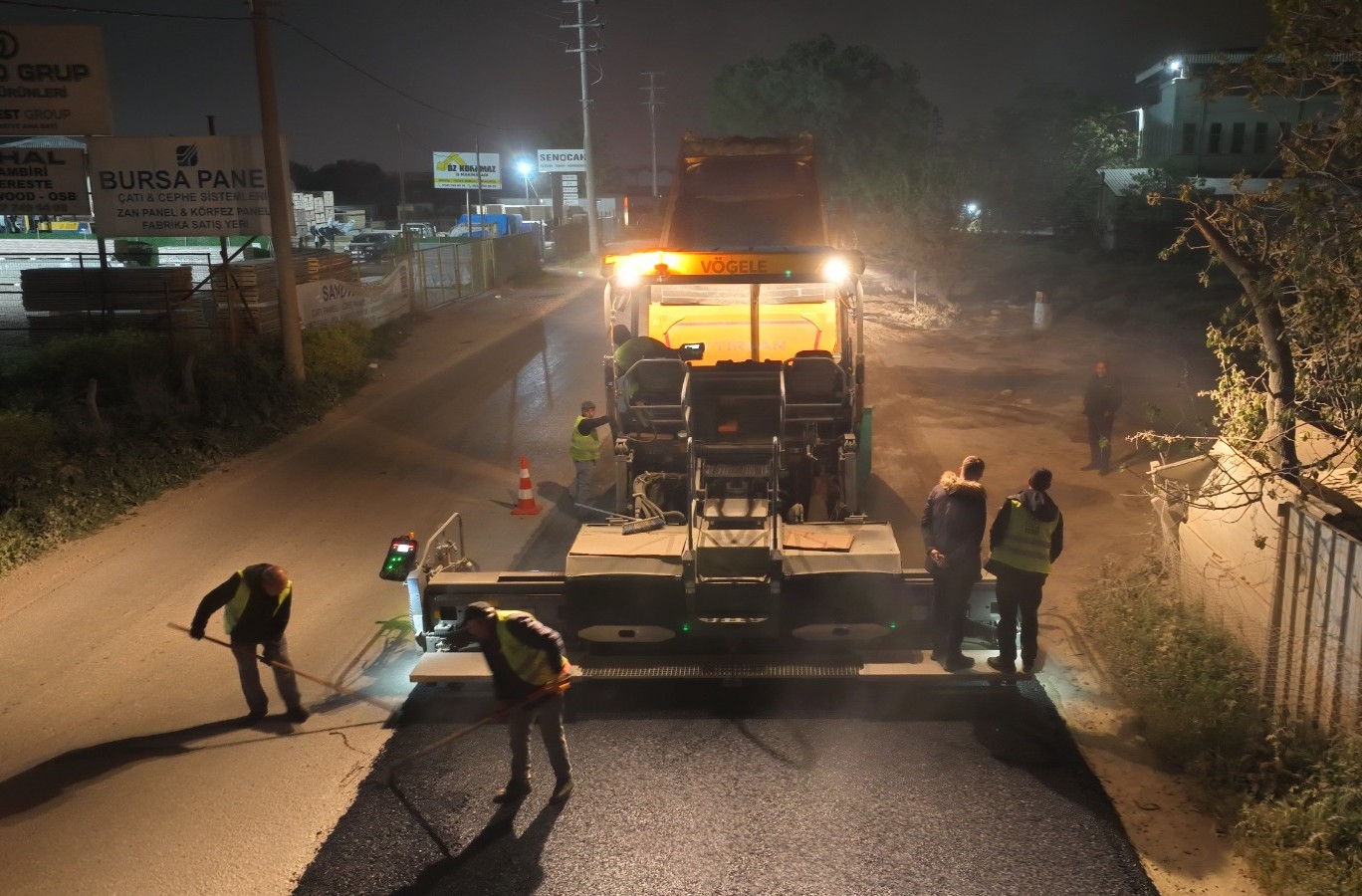 Bursa Büyükşehir Belediyesi’nden Çalı-Kayapa yolunda gece mesaisi