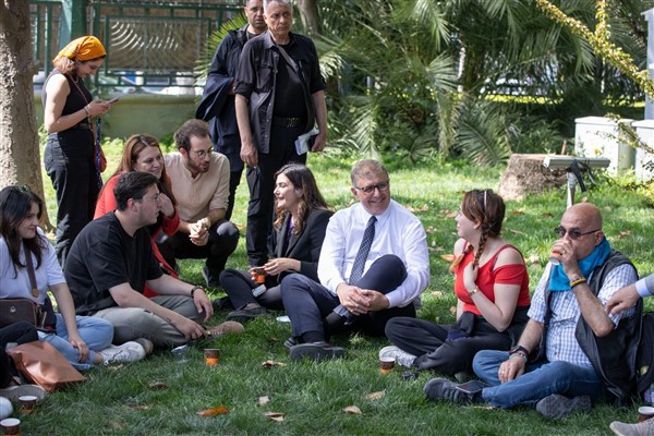 Başkan Tugay’dan gençlere destek